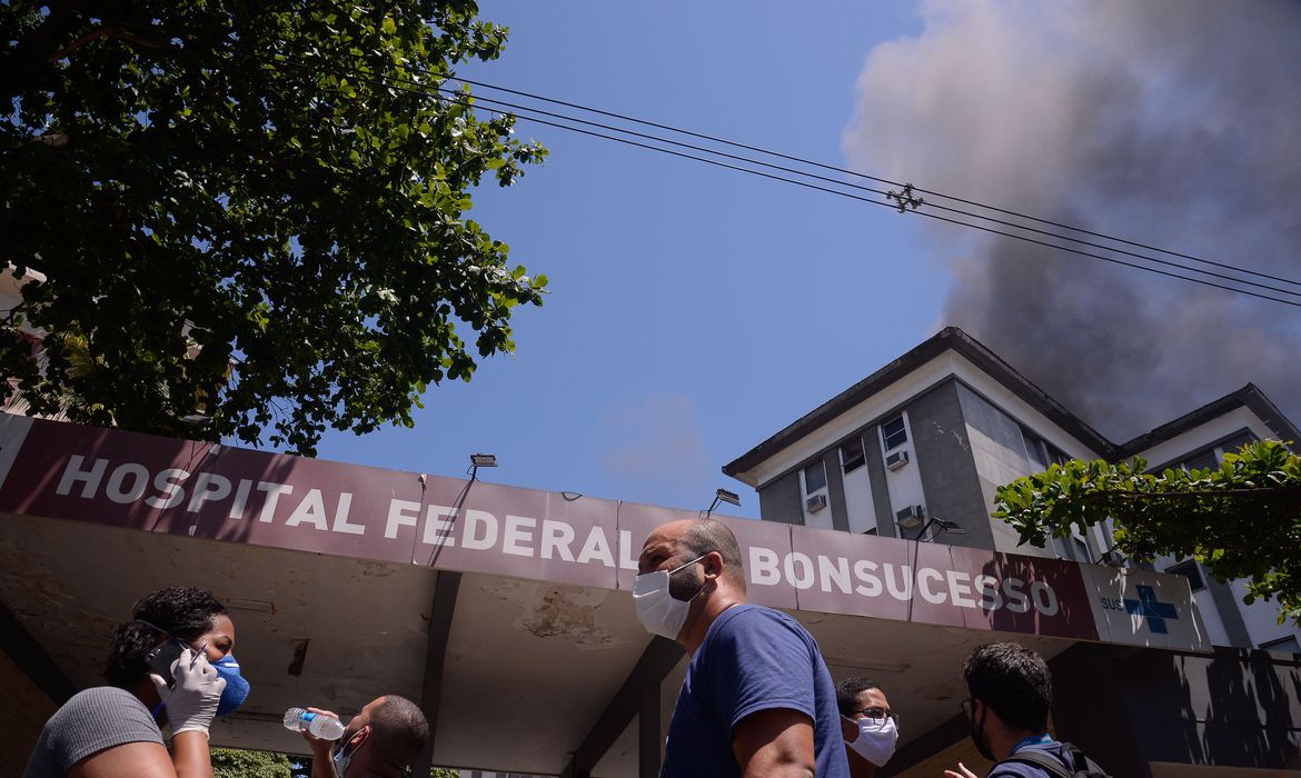 Idosa morre após transferência de hospital que pegou fogo no Rio