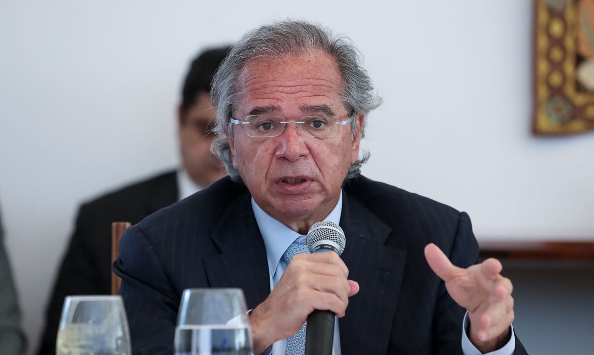 "Jamais esteve sob análise privatizar o SUS", afirma Guedes