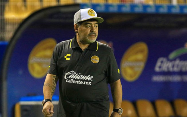 Após ser internado, Maradona passará por cirurgia na cabeça