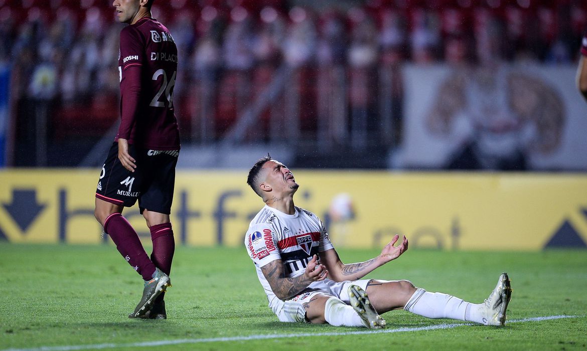 Em jogo de muitos gols, São Paulo bate Lanús mas cai na Sul-Americana
