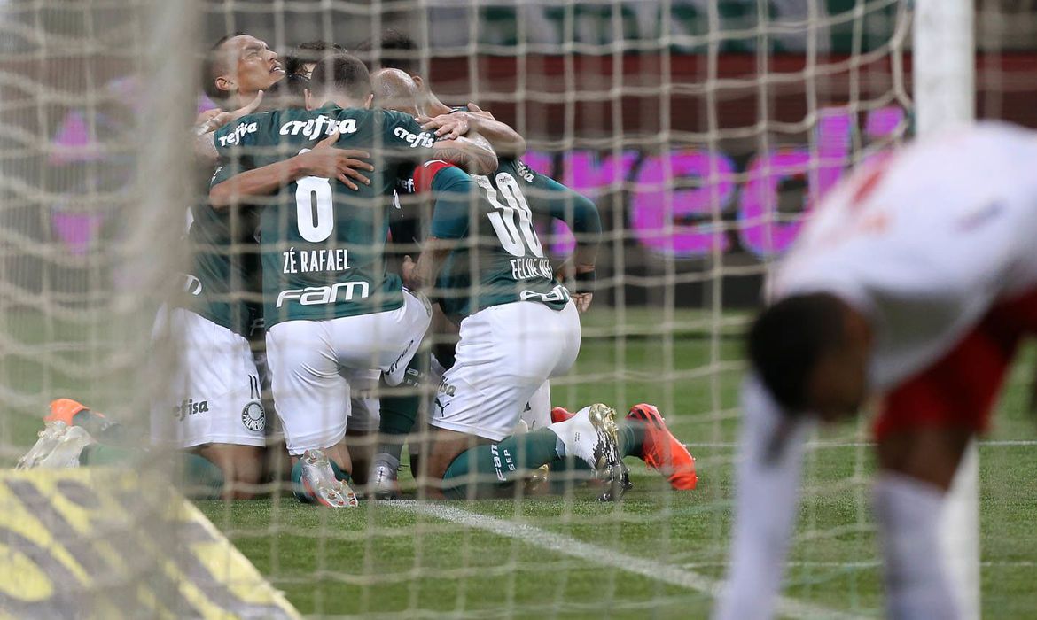Palmeiras vence de novo o Bragantino e avança na Copa do Brasil