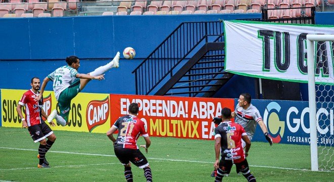 VÍDEO: Golaço! Atacante do Manaus faz gol à la Ibra na Série C; assista