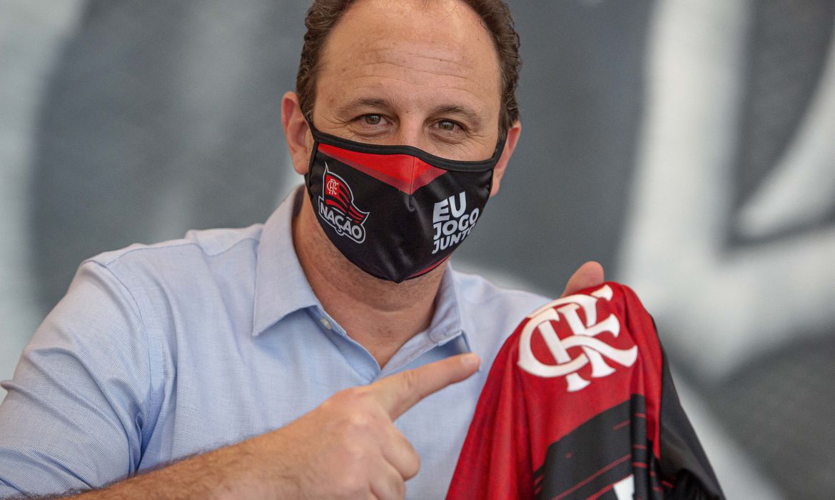 Apresentado, técnico Rogério Ceni cita Zico e promete Flamengo ofensivo