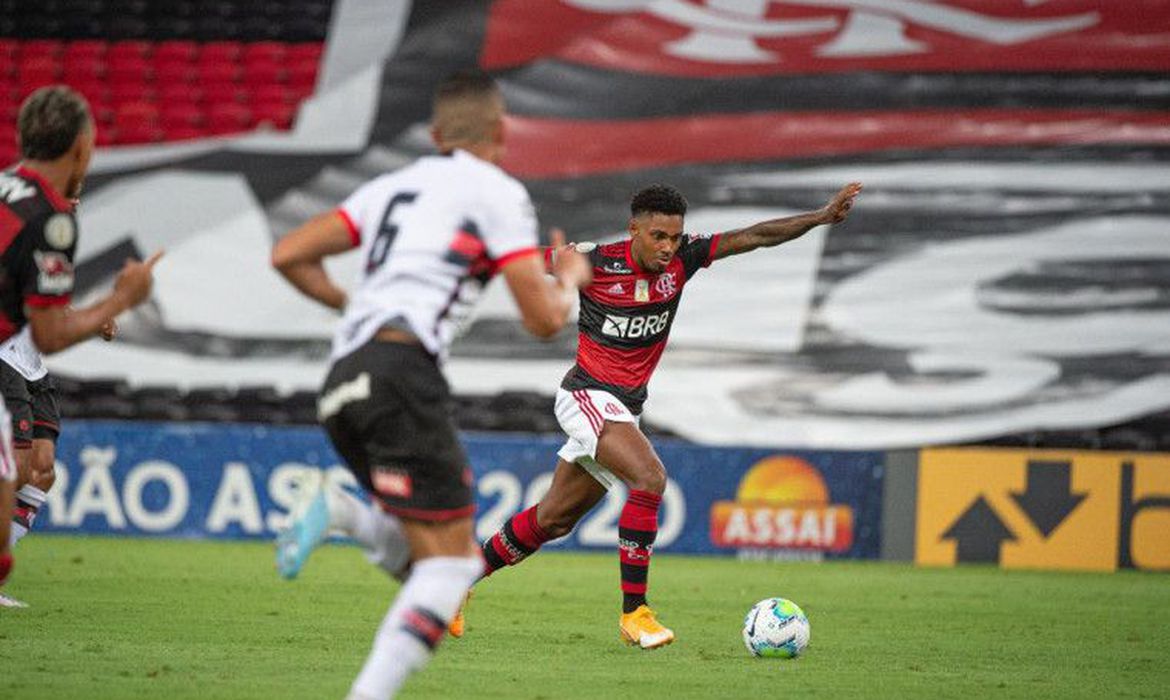 Flamengo sai na frente, mas termina empatando com Atlético-GO no Maracanã