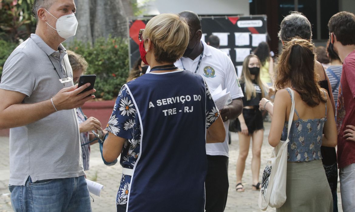 Paes e Crivella disputam segundo turno no Rio