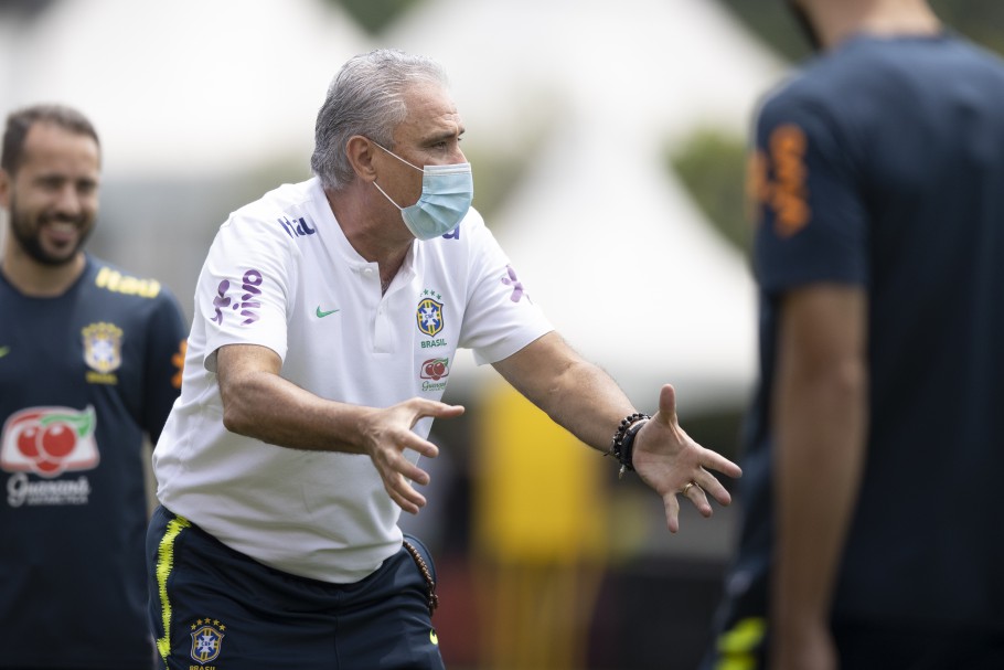 Eliminatórias da Copa: Seleção faz último treino antes de viagem para o Uruguai