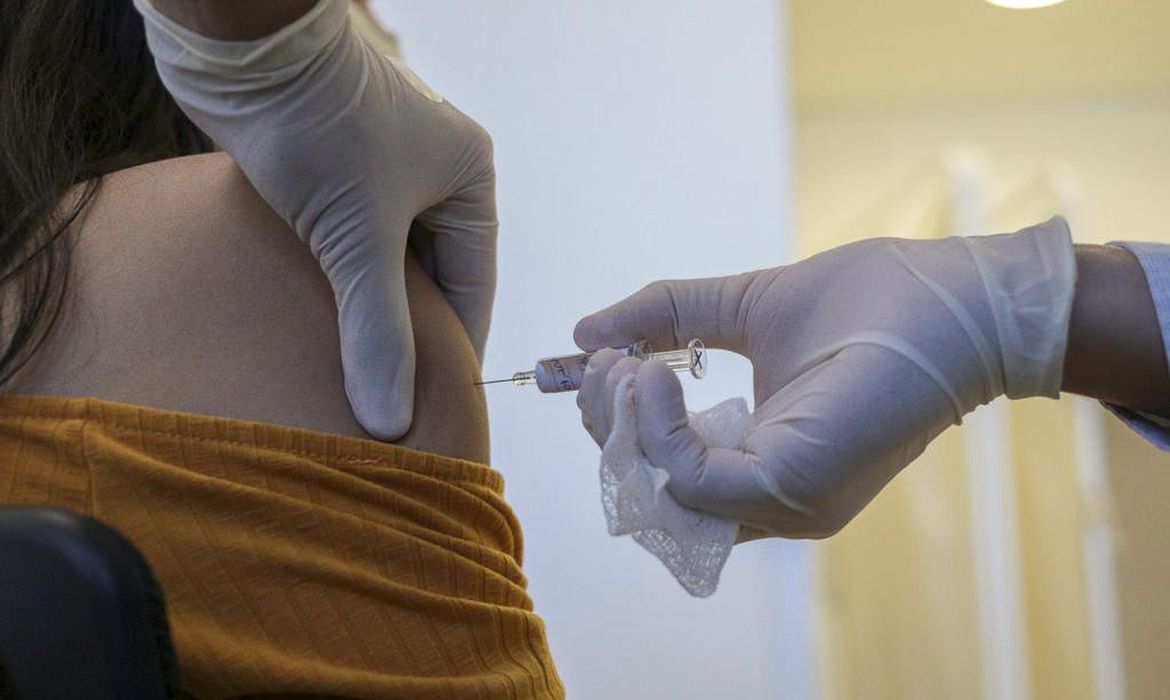 Pfizer oferece ao Brasil milhões de doses de vacinas já no 1º semestre de 2021