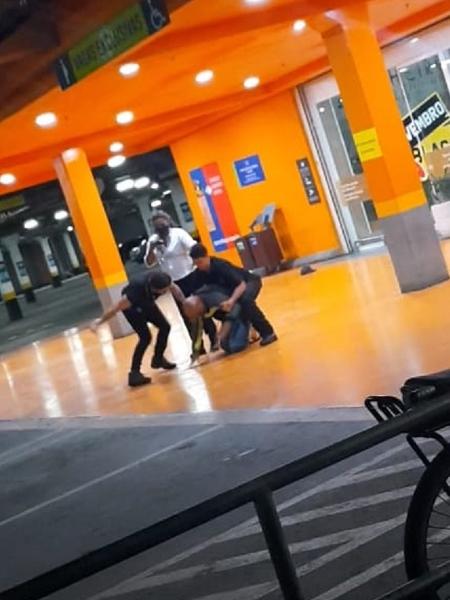 VÍDEO: Homem negro é espancado até a morte em supermercado do grupo Carrefour