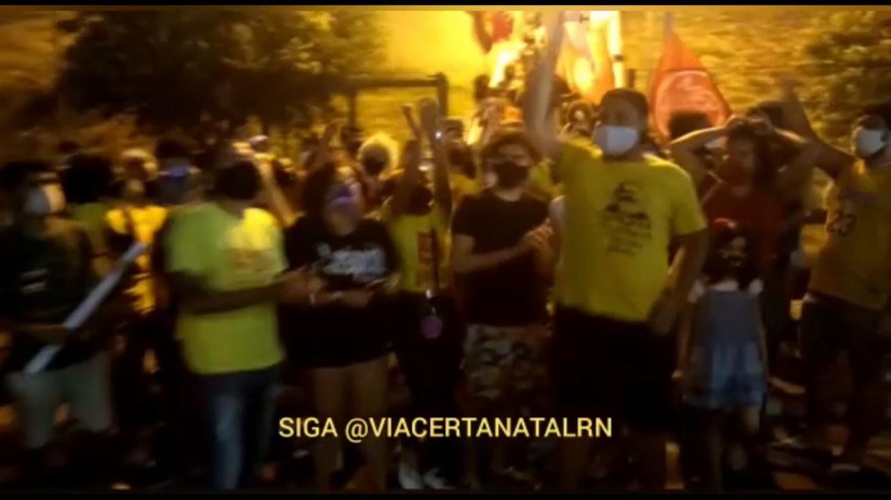 VÍDEO: Manifestantes fecham BR e queimam carrinho do Carrefour em Natal