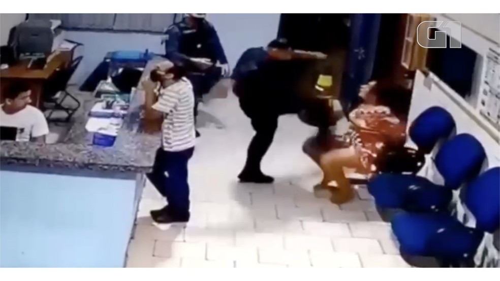 VÍDEO: Algemada, mulher é agredida por PM com socos e chutes; assista