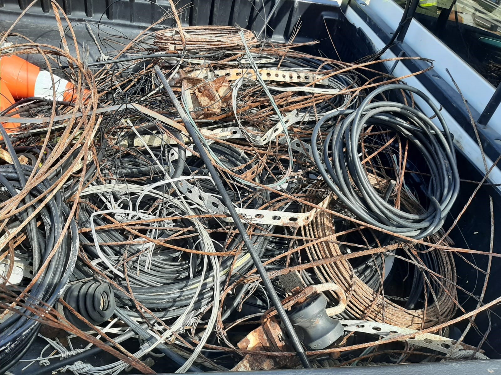 Cosern retira 120 kg de cabos irregulares de telefone, TV e internet em Natal