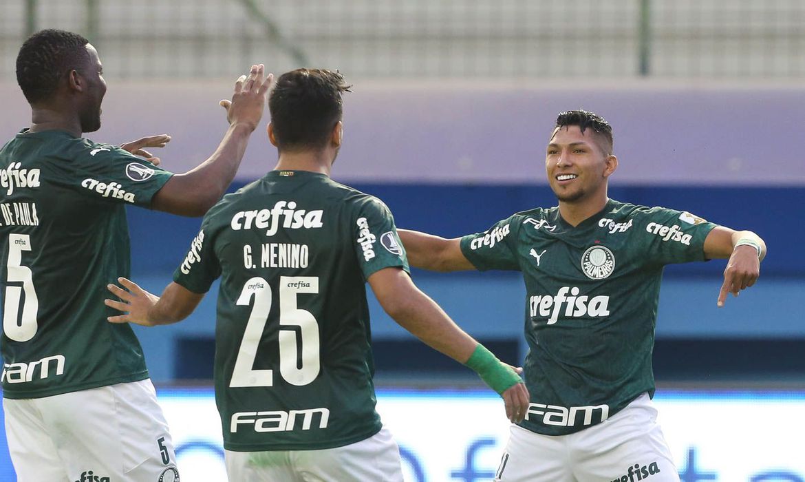 Palmeiras faz 3 a 1 no Delfín e encaminha vaga na Libertadores
