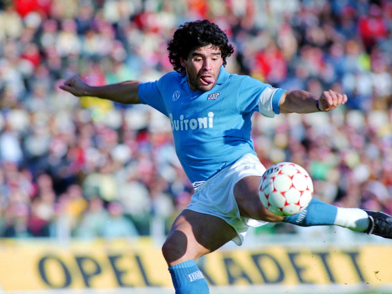 Italianos prestam homenagens a Maradona no estádio do Napoli