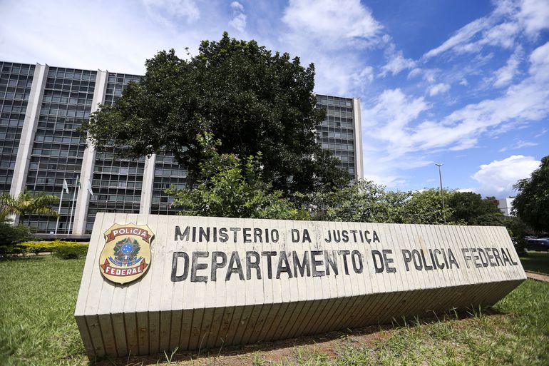 Bolsonaro anuncia concurso com 2 mil vagas para PF em 2021