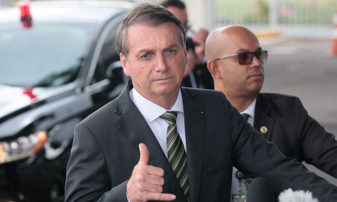 Bolsonaro zera alíquota de importação de revólveres e pistolas