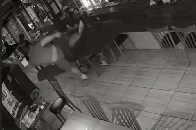 VÍDEO: Homem é agredido e acusado de estar com covid após tossir em restaurante