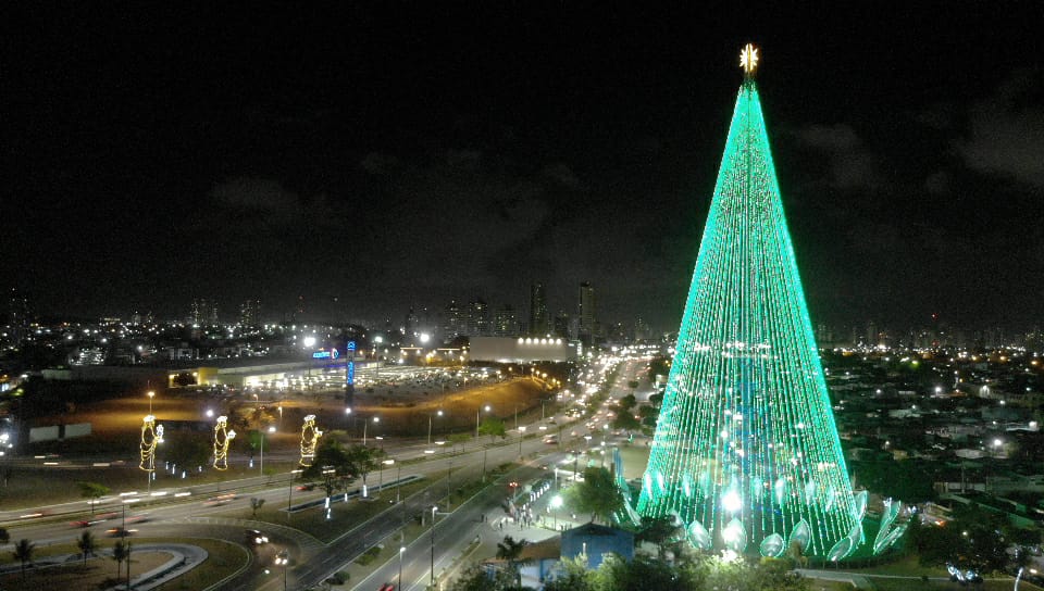 Verde esperança: Prefeitura de Natal acende Árvore de Natal sem aglomerações