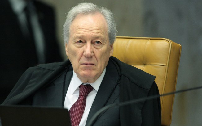 Lewandowski pede para adiar julgamento do STF sobre o plano de vacinação