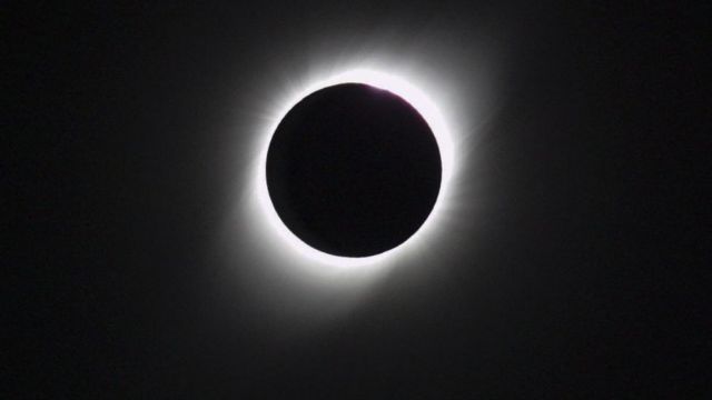 AO VIVO: Brasil terá eclipse solar parcial hoje, entre 12h e 15h; assista