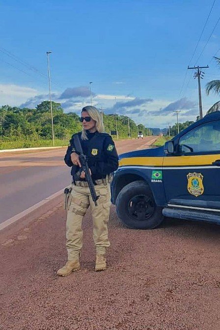 PF, ex-loira do Tchan posa de fuzil em patrulhamento: "Ninguém me segura"