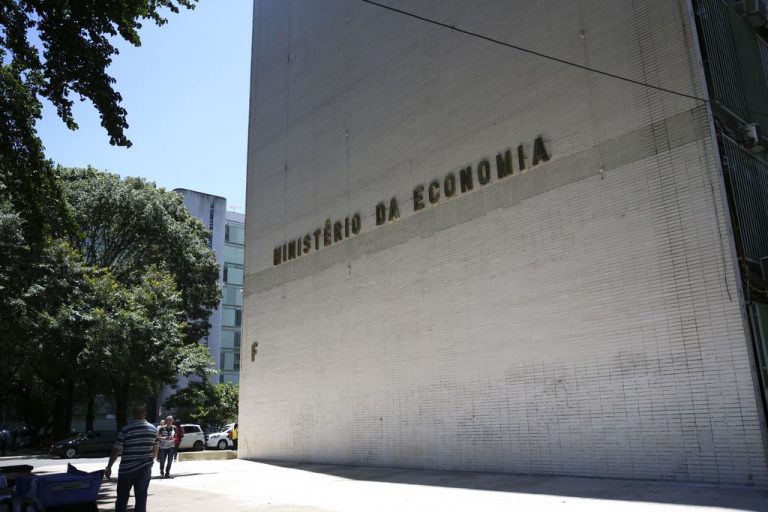 Governo prevê salário mínimo de R$ 1.088 em 2021
