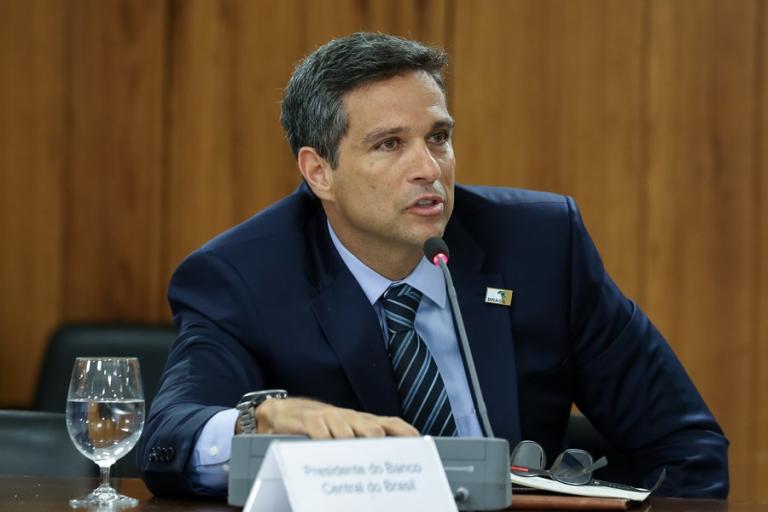 'Investir em vacinas é mais barato que prolongar auxílio', afirma chefe do BC