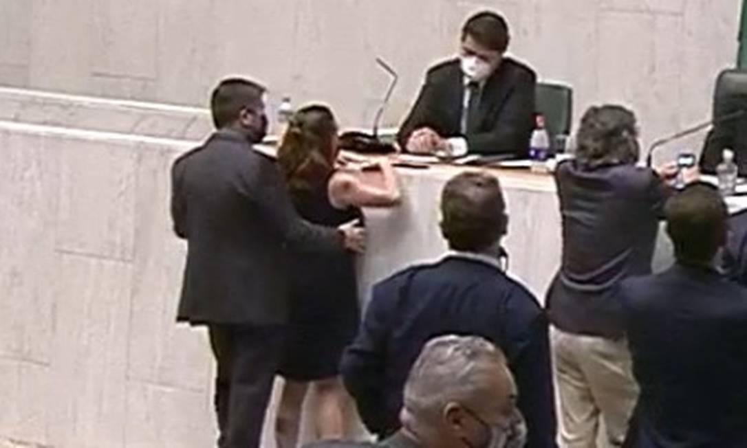 Vídeo mostra deputado passando a mão no seio de colega durante sessão; assista