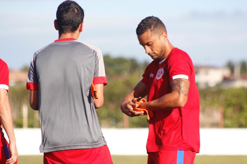 Em ótimo momento, Felipe Guedes comemora gol e quer fazer história no América