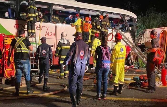 Batida entre ônibus e caminhão mata sete pessoas no interior paulista