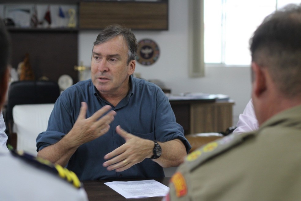 Prefeito de cidade no RJ faz ameaça com arma: 'Se passar, vai levar bala'