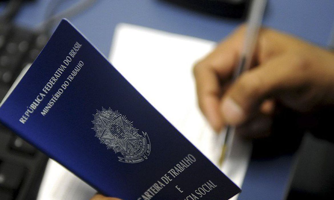 Brasil abre 414,5 mil vagas com carteira assinada; melhor novembro desde 1992