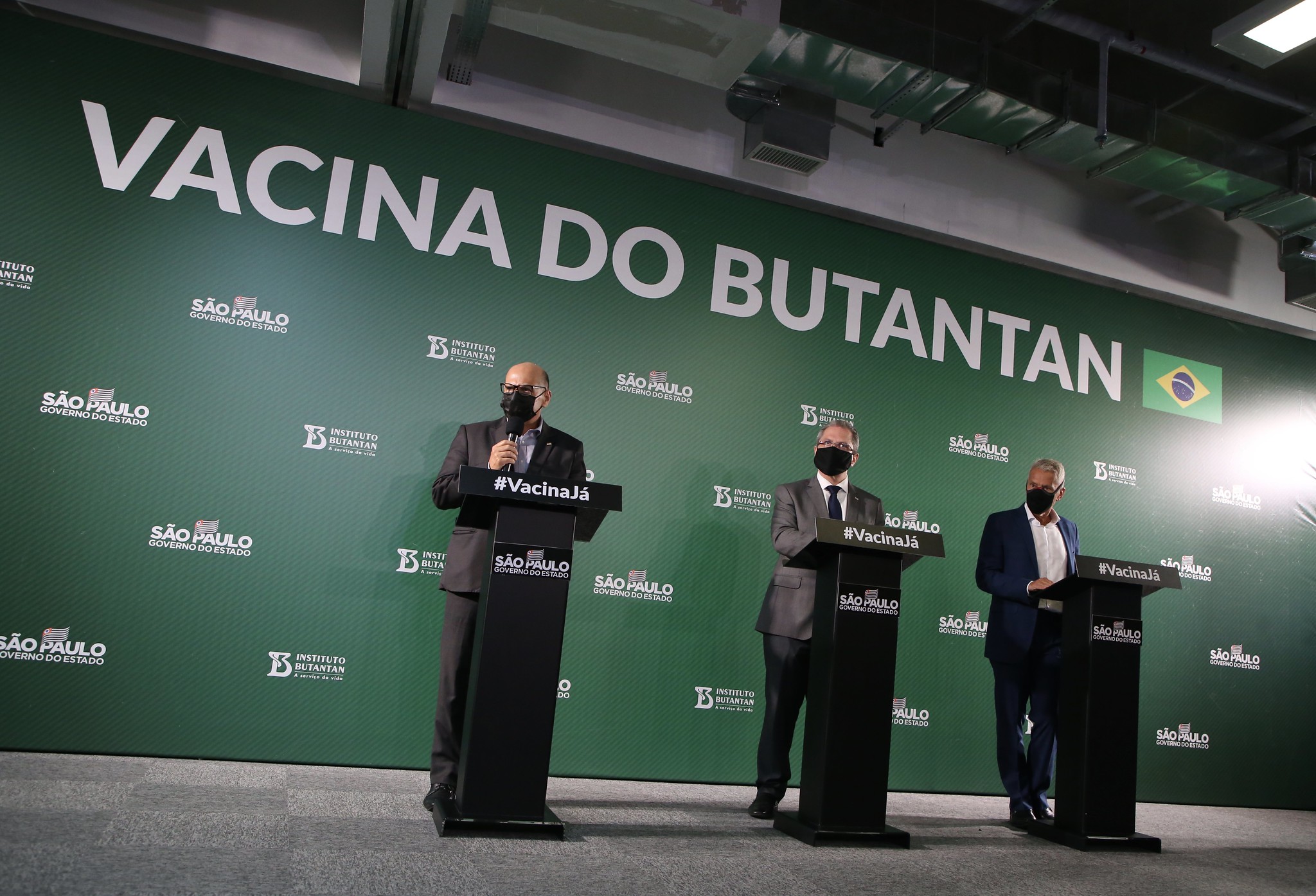Comunidade científica desconfia de que há algo errado com a Coronavac