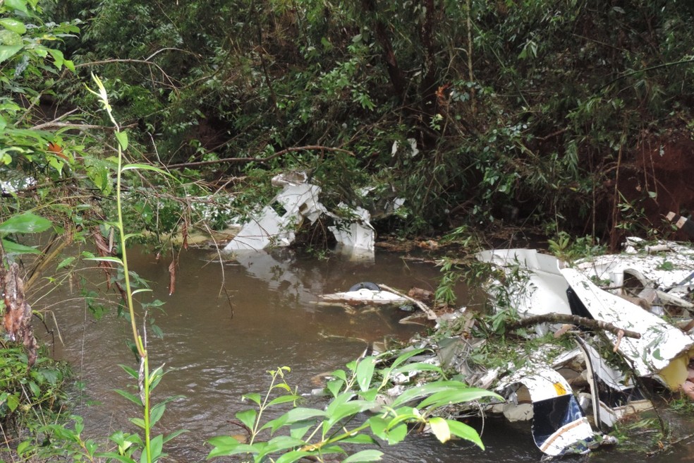 Casal e duas filhas morrem após queda de avião no Paraná