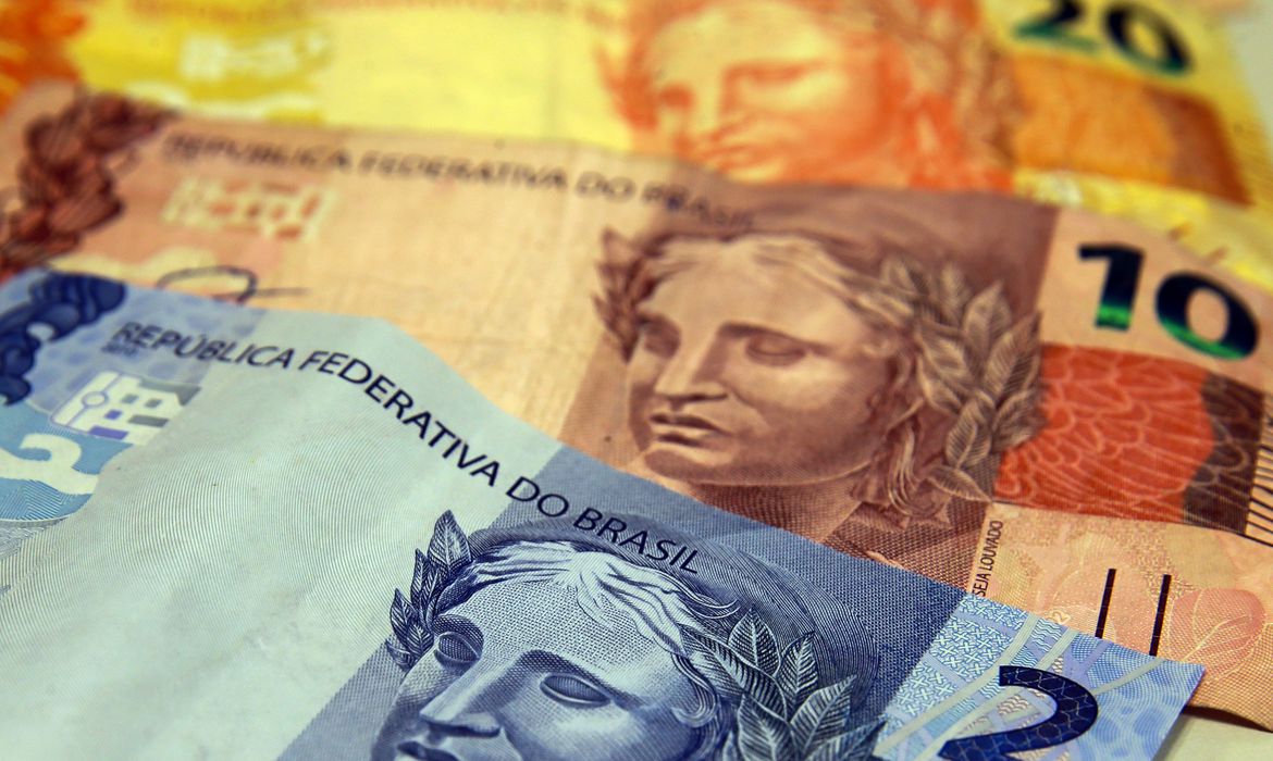 Bolsonaro sanciona lei que libera R$ 62 bilhões para estados e municípios