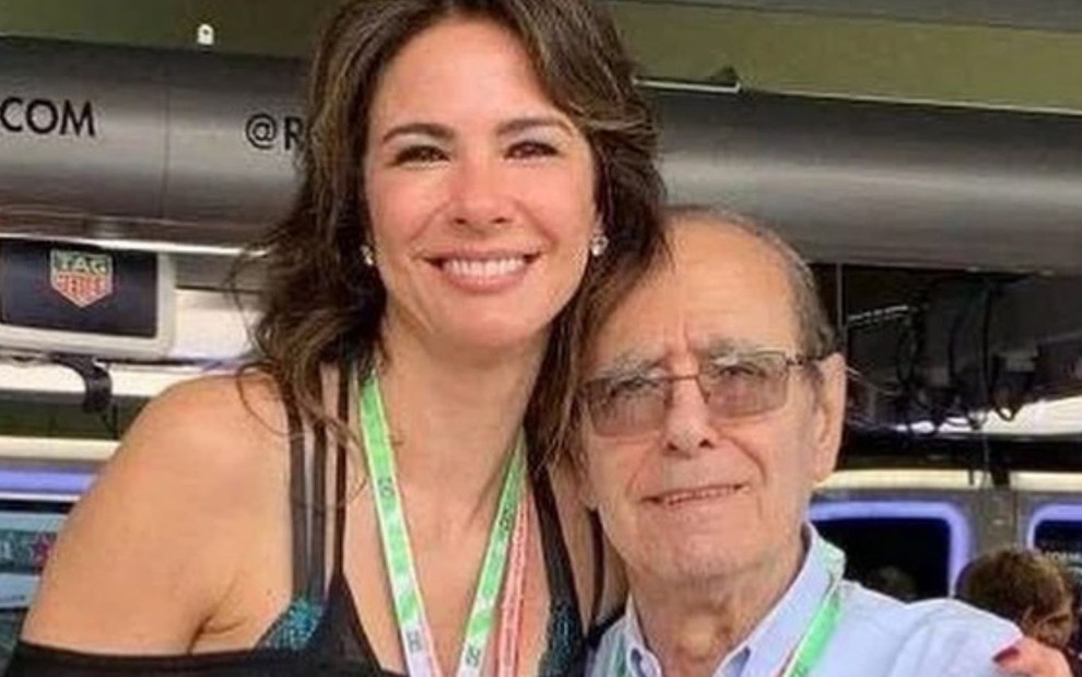 Apresentadora de TV viaja às pressas e se despede do pai em enterro