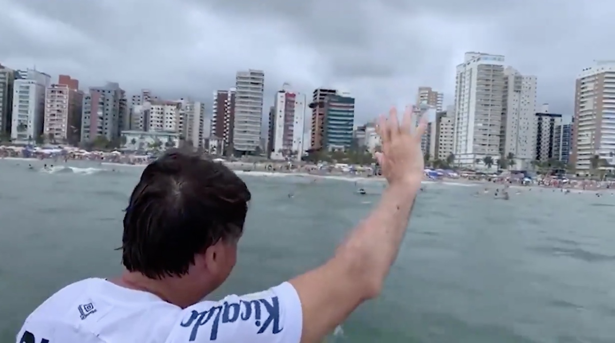 VÍDEO: Bolsonaro pula de lancha e vai até banhistas, que gritam 'mito'