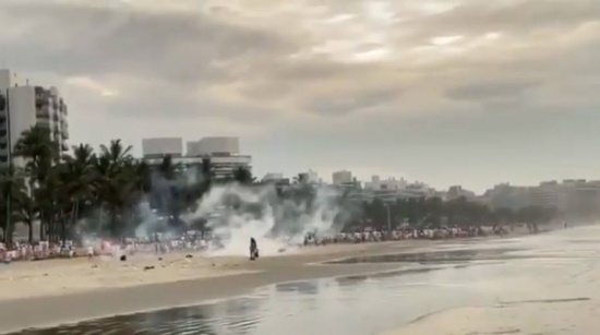 PM usa bombas para dispersar luau clandestino em praia badalada de SP