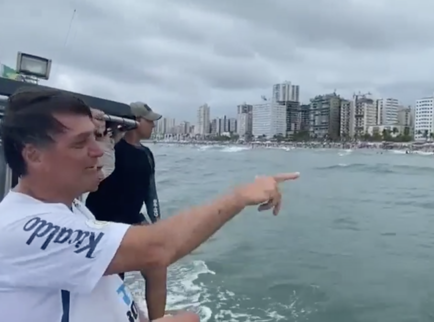 VÍDEO: Banhistas ovacionam Bolsonaro e xingam João Doria; assista