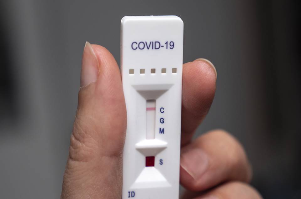 Exames podem não reconhecer anticorpos de variantes da Covid-19, diz médico