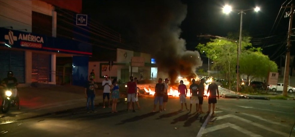Sem energia desde o dia 31, moradores de Teresina interditam ruas em protesto