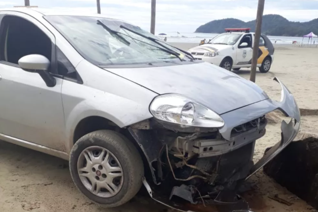 VÍDEO: mulher tem carro atacado ao invadir praia e tenta atropelar agressor