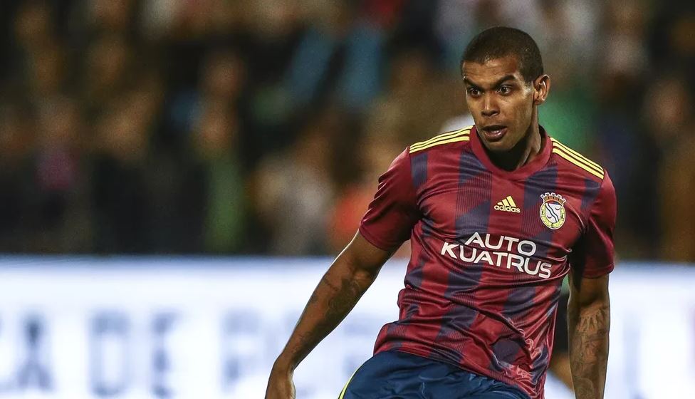 Jogador brasileiro sofre parada cardiorrespiratória durante jogo em Portugal