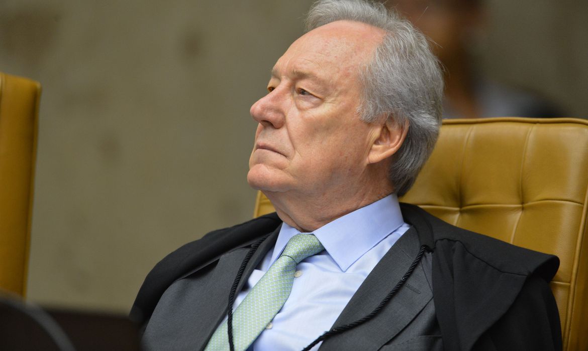 STF dá 5 dias para Pazuello informar sobre estoque de materias para a vacinação