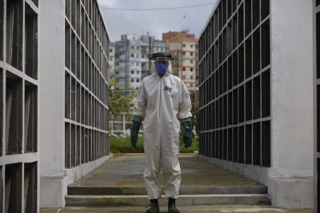 Brasil ultrapassa 200 mil mortos por covid-19