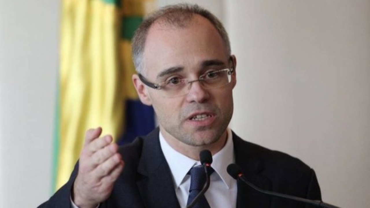 PF vai investigar jornalistas que defendem suicídio de Bolsonaro, diz ministro