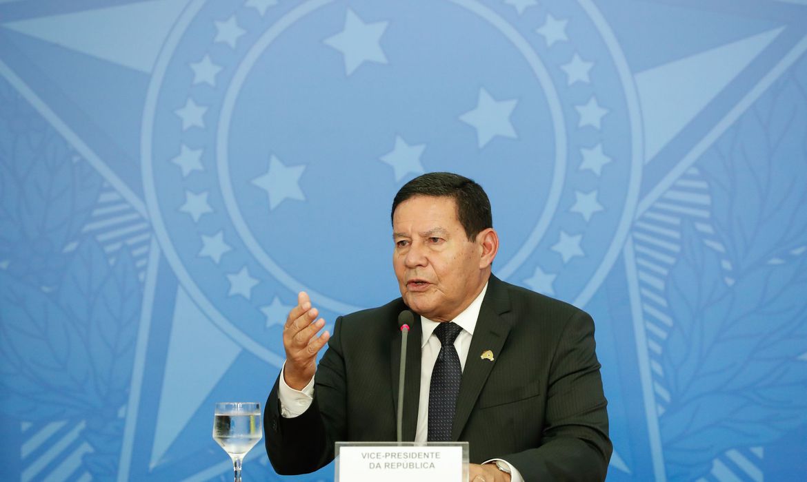Curado da Covid-19, Mourão diz que tomará vacina sem furar fila