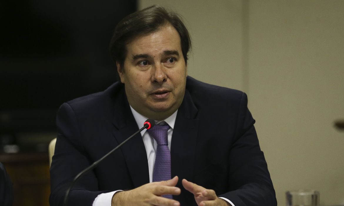 Acusado de usar jato da FAB na campanha de Baleia, Maia já fez 882 voos
