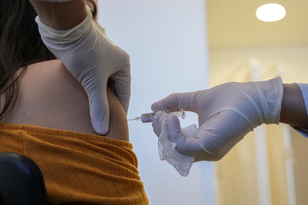 Prefeito, secretária e fotógrafo furam fila da vacinação em cidades do Nordeste