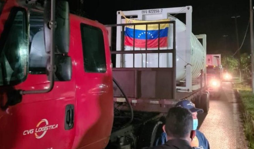 Cinco caminhões com oxigênio doado pela Venezuela chegam a Manaus
