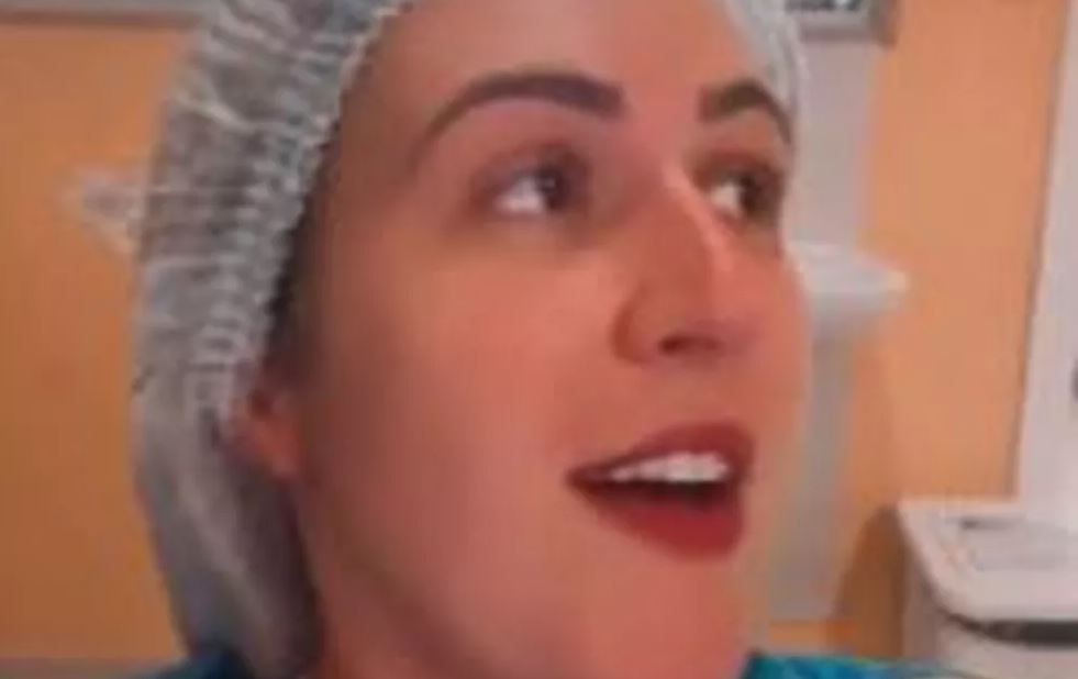 VÍDEO: No trabalho e sem máscara, enfermeira debocha da CoronaVac